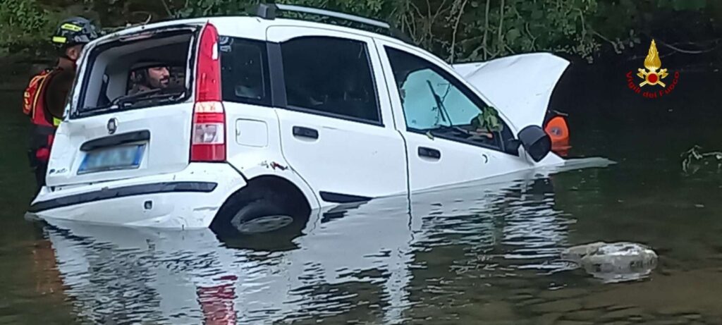 adn24 san colombano ge | auto precipita dal ponte vigili soccorrono donna e bambini