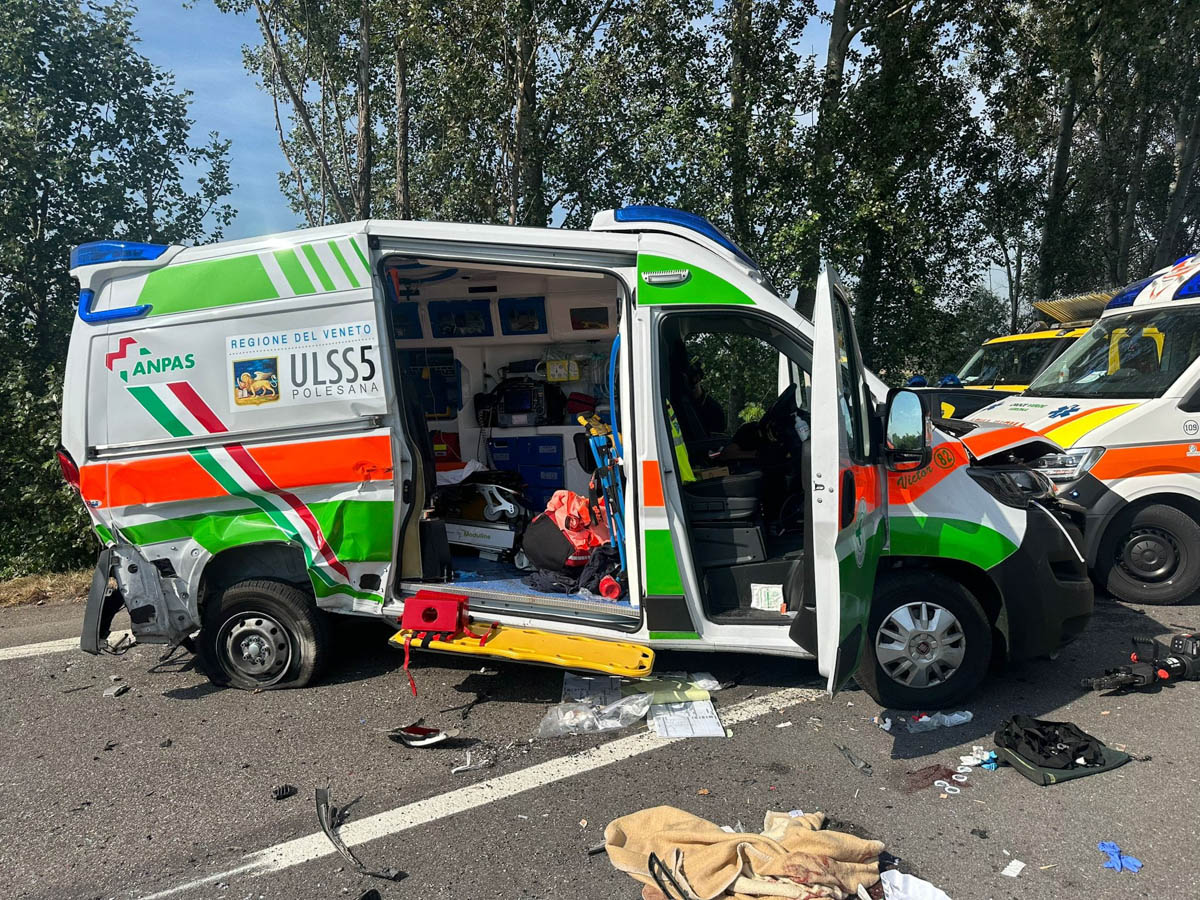 adn24 rovigo | ambulanza travolta durante un intervento sulla transpolesana 2 feriti gravi