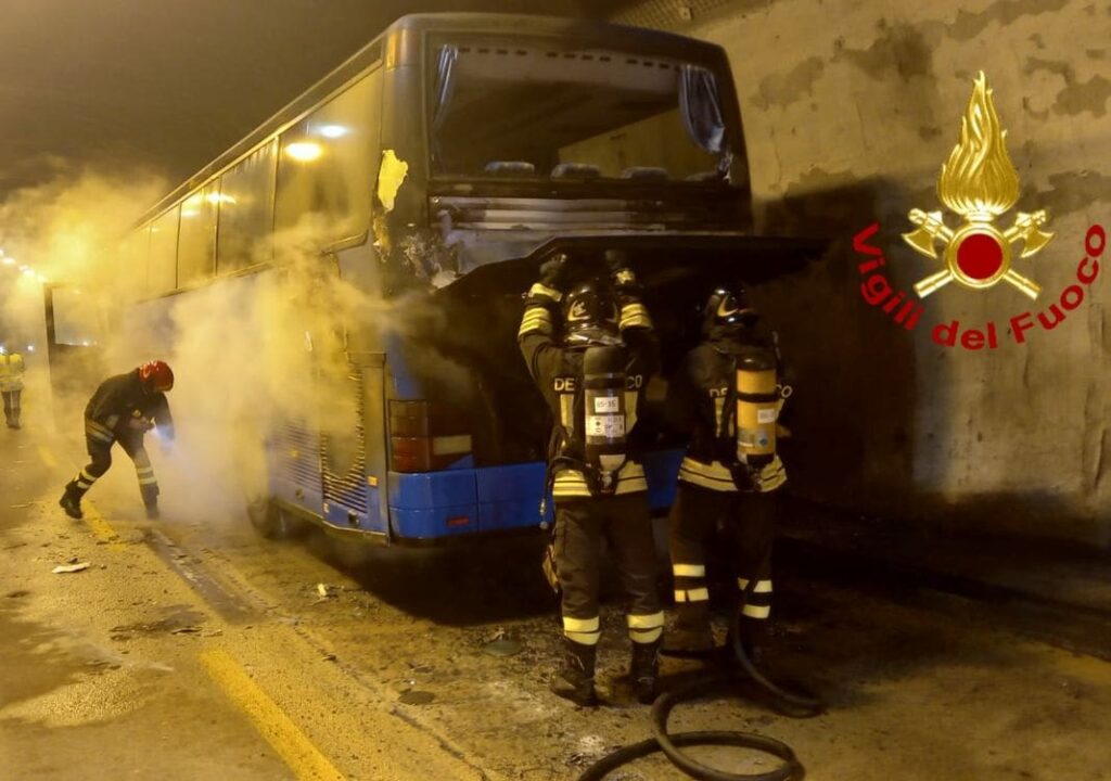 adn24 genova | a fuoco un pullman turistico paura nella notte sulla12