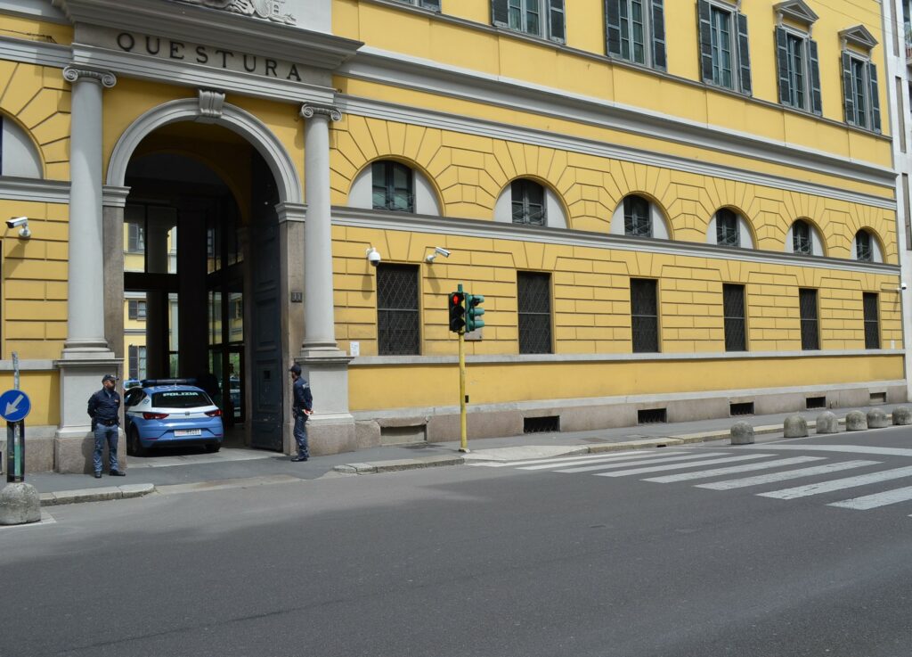 adn24 milano | arrestato rapinatore orologio di lusso