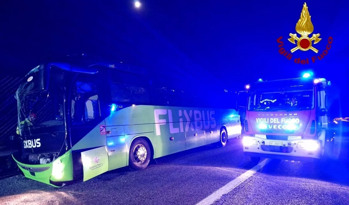 adn24 sestri levante ge | pullman tampona auto sulla12 quattro feriti