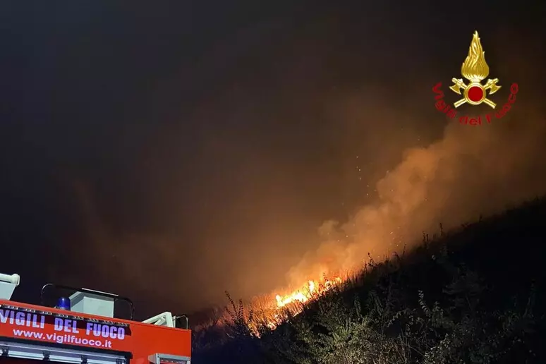 adn24 roma | incendio a pietralata fumo e paura vicino alla clinica nuova itor