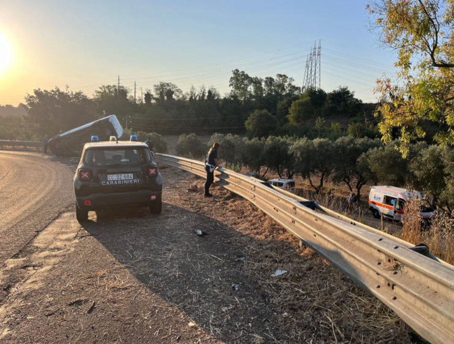 adn24 roma | furgone finisce fuori strada durante un inseguimento morto un uomo