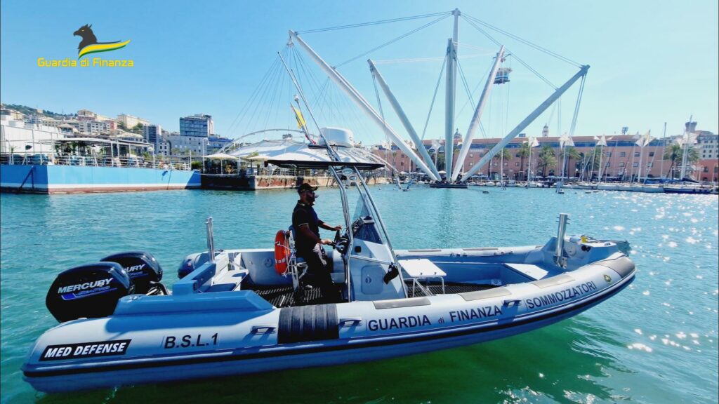 adn24 genova | anziano cade in mare nel bacino del porto antico soccorso dalla guardia di finanza