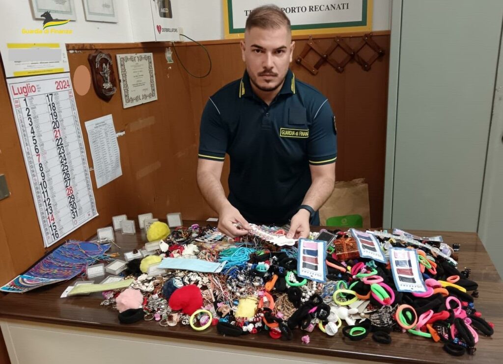 adn24 macerata | lotta allabusivismo sequestrati 5000 articoli illegali