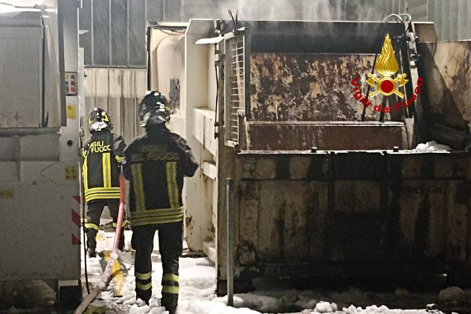 adn24 pesaro | incendio di un compattatore a pesaro intervento dei vigili del fuoco