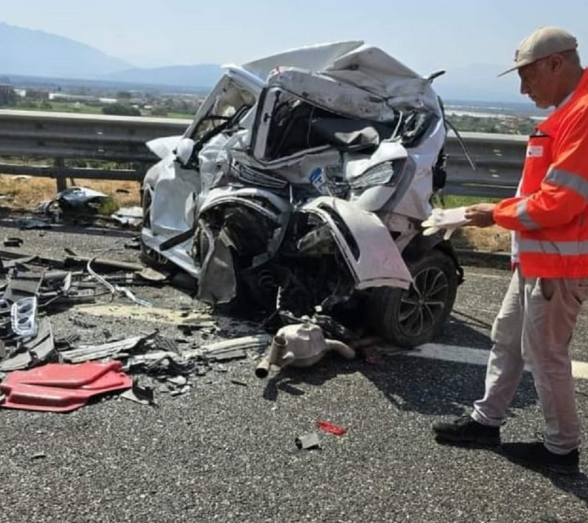 adn24 eboli | tragedia sulla2 camion si ribalta quattro veicoli coinvolti due i morti