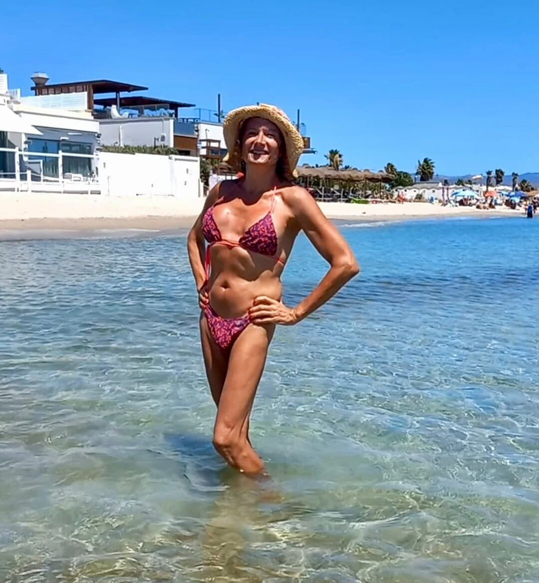 adn24 vladimir luxuria insultata in bikini risponde agli hater con ironia