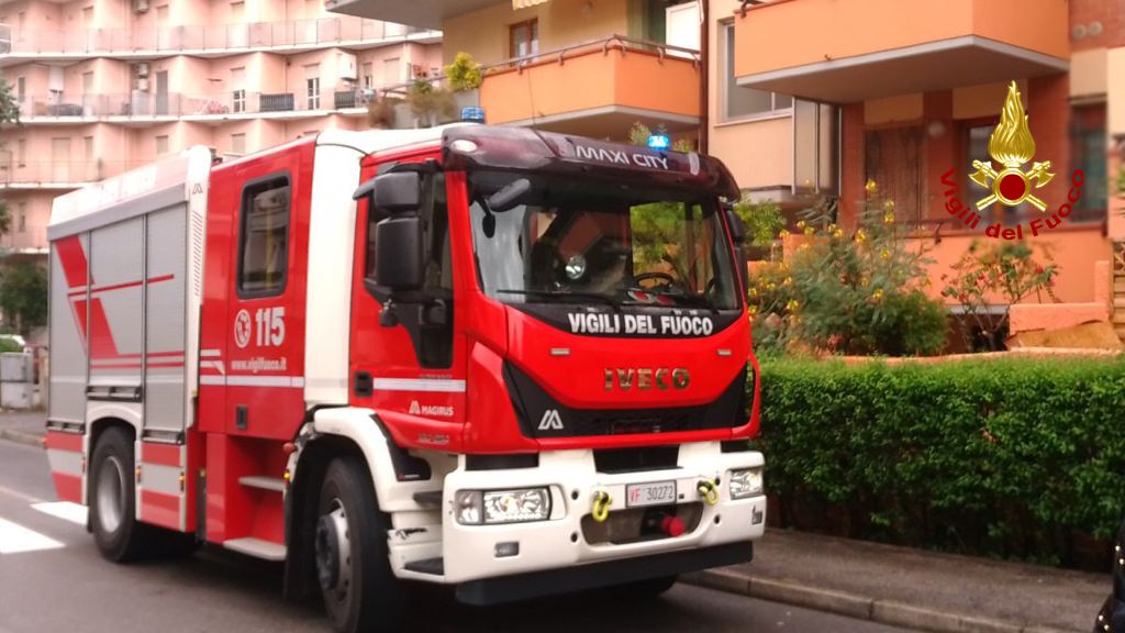 adn24 porto recanati mc | incendio da fulmine evacuato un condominio