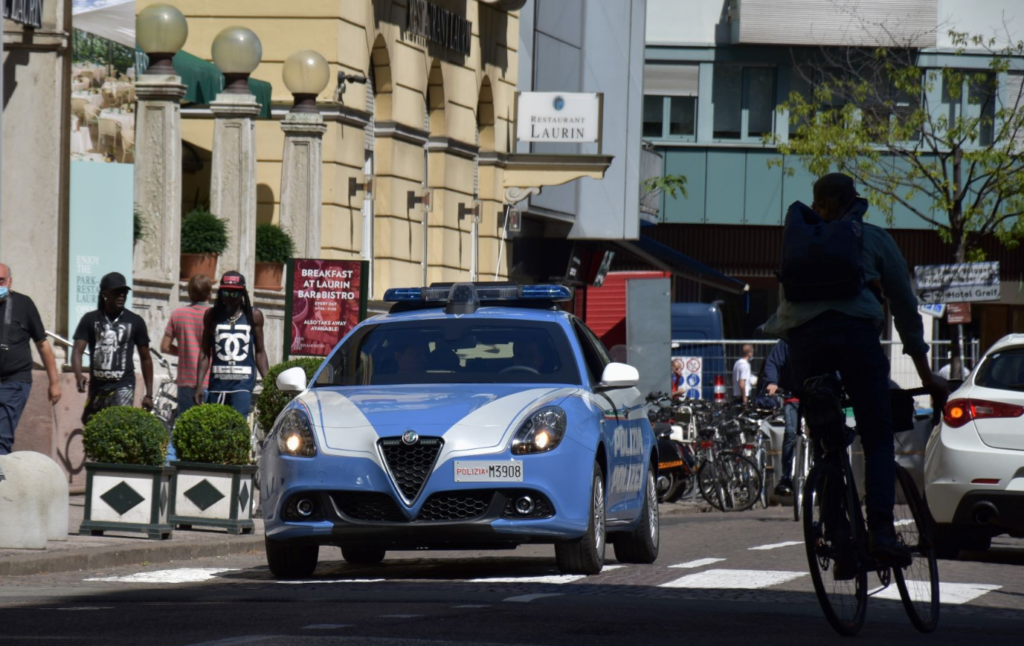 adn24 bolzano | in piazza matteotti seminudo e con atteggiamenti molesti arrestato ed espulso cittadino gambiano