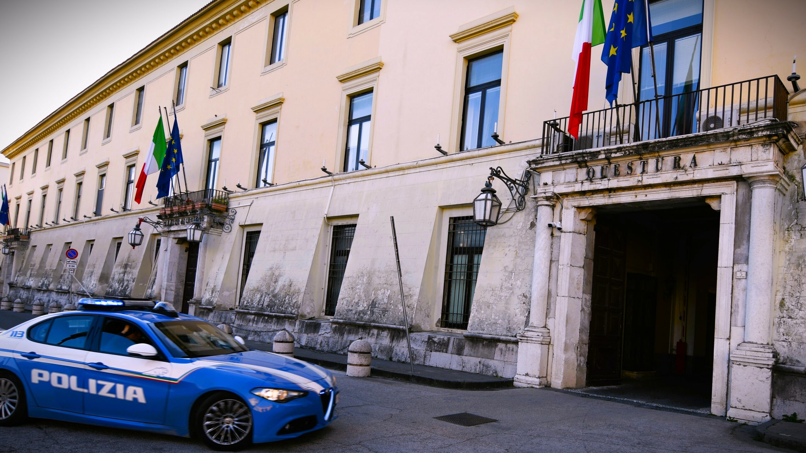 adn24 caserta | spacciava dalla finestra di casa arrestato 54enne