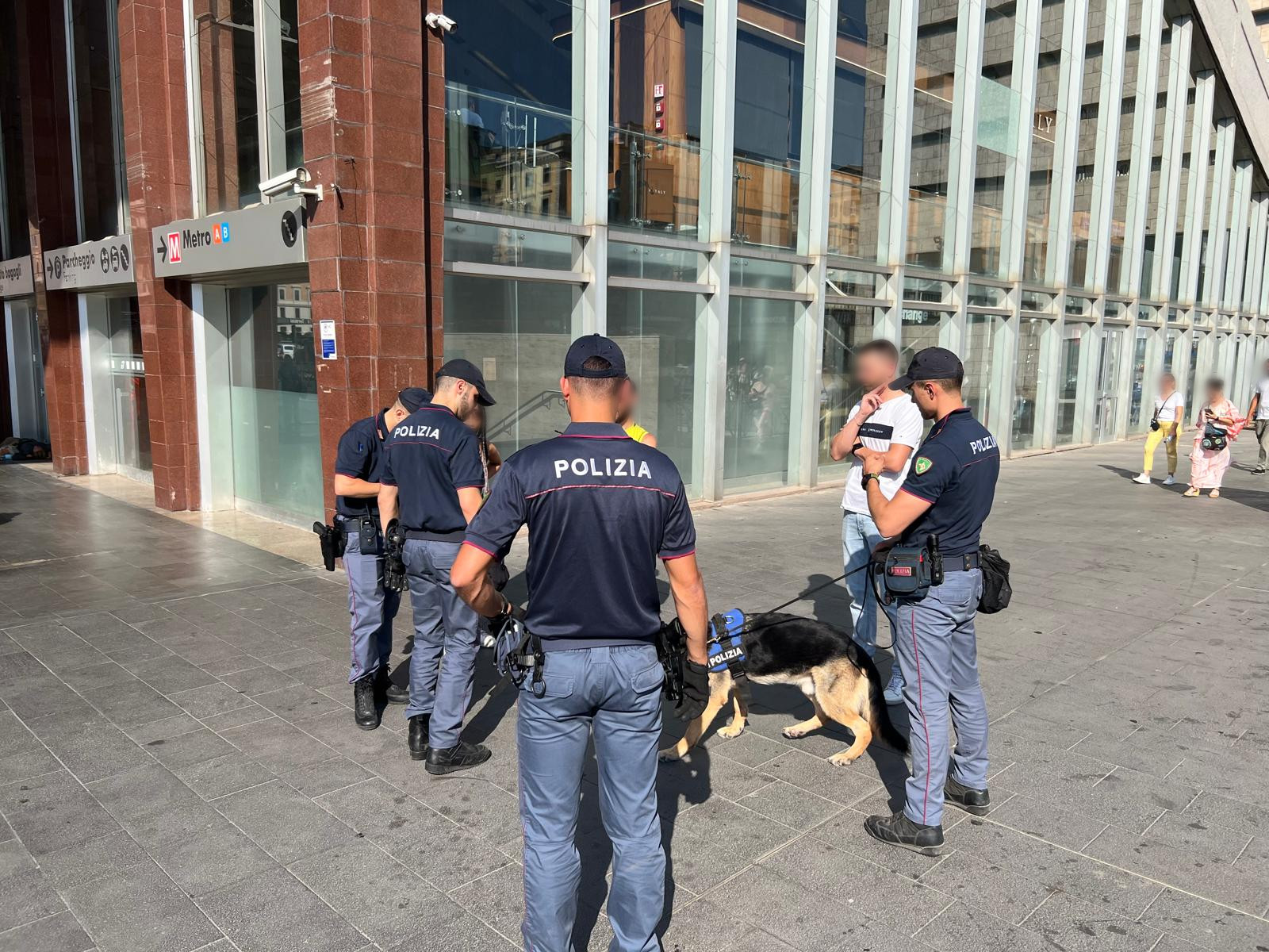 adn24 roma ladri e borseggiatori scatenati a termini arrestati 5 individui