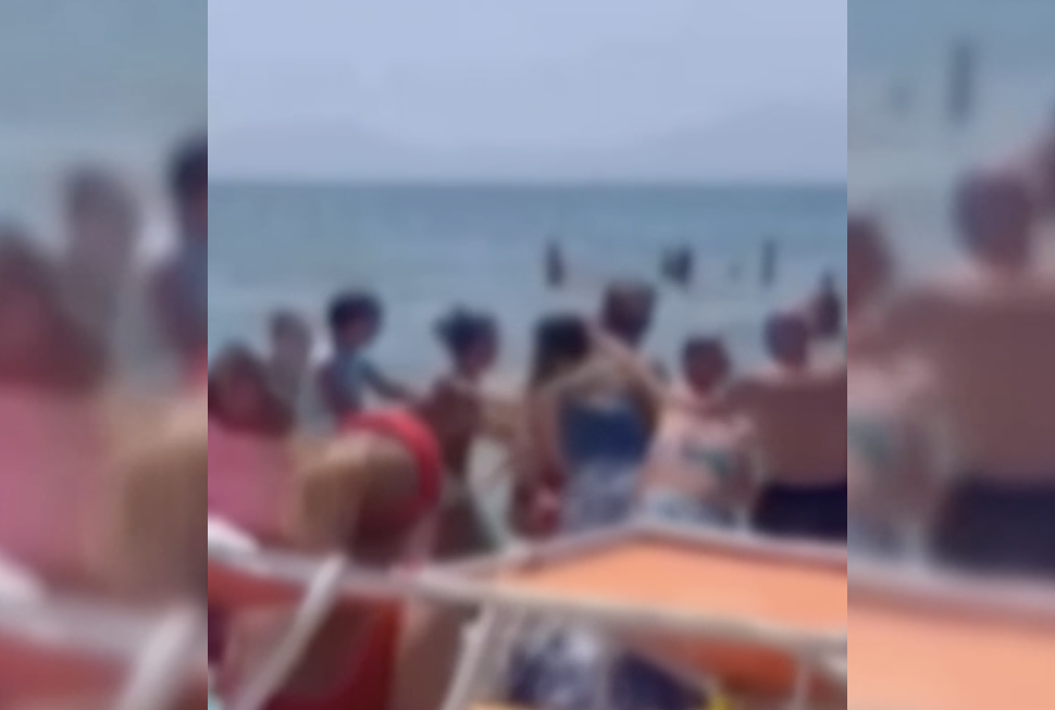 adn24 napoli | violenta rissa tra donne in un lido scontro per un lettino in prima fila