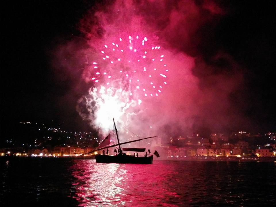 adn24 laigueglia sv | dragut sbarca nel borgo marinaro tra fuochi dartificio e notte saracena