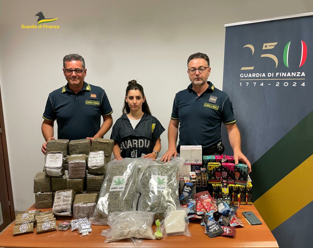 adn24 macerata | maxi sequestro di droga e sigarette elettroniche con olio di cannabis