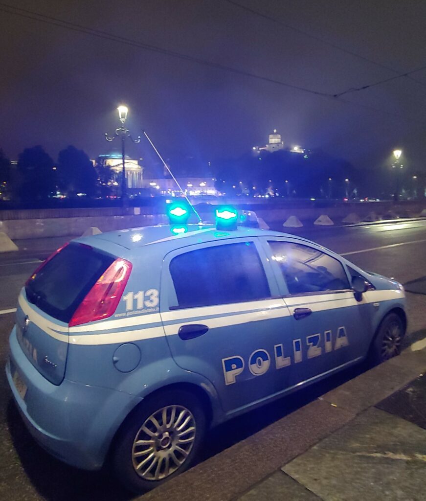 adn24 ancona | getta oggetti metallici dal balcone passanti costretti a ripararsi sotto i balconi arrestato