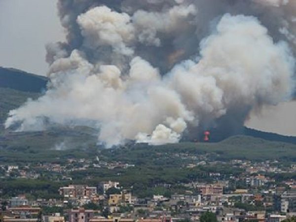 adn24 incendio sul vesuvio | proseguono le operazioni di spegnimento