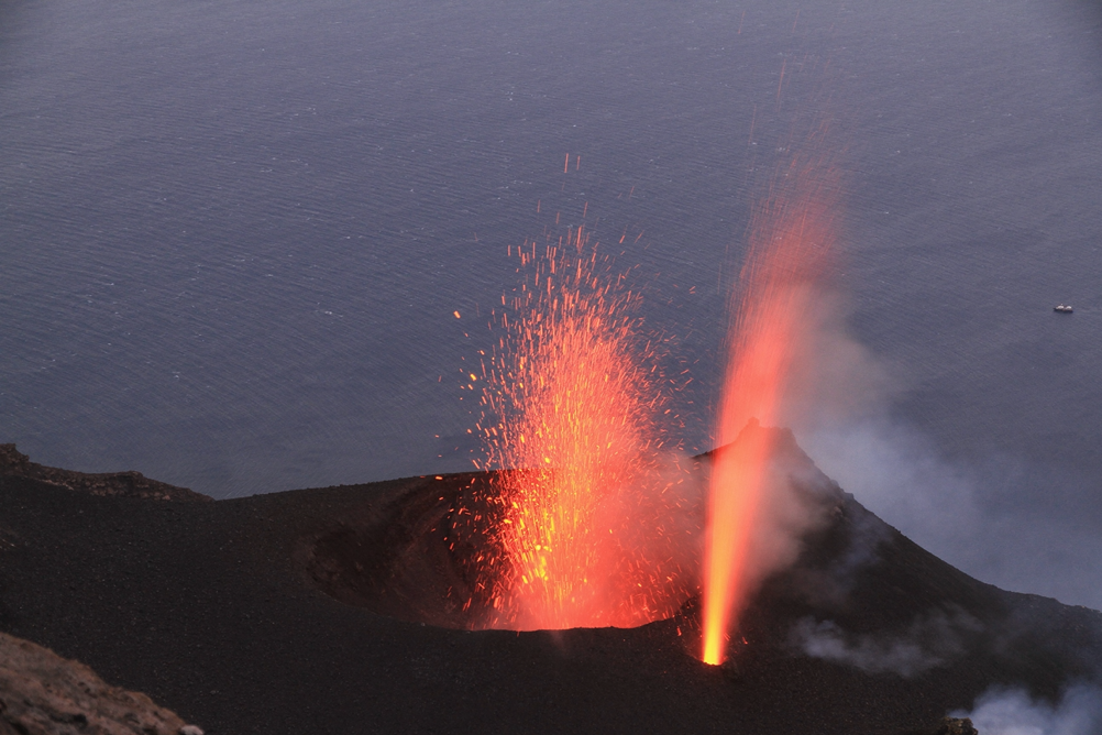 adn24 sicilia | nube sullisola nuova esplosione sullo stromboli