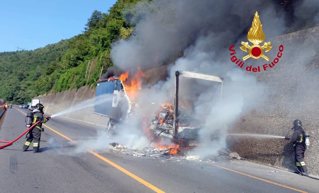 adn24 calenzano fi | vigili del fuoco domano incendio su un mezzo pesante sulla a1 traffico bloccato