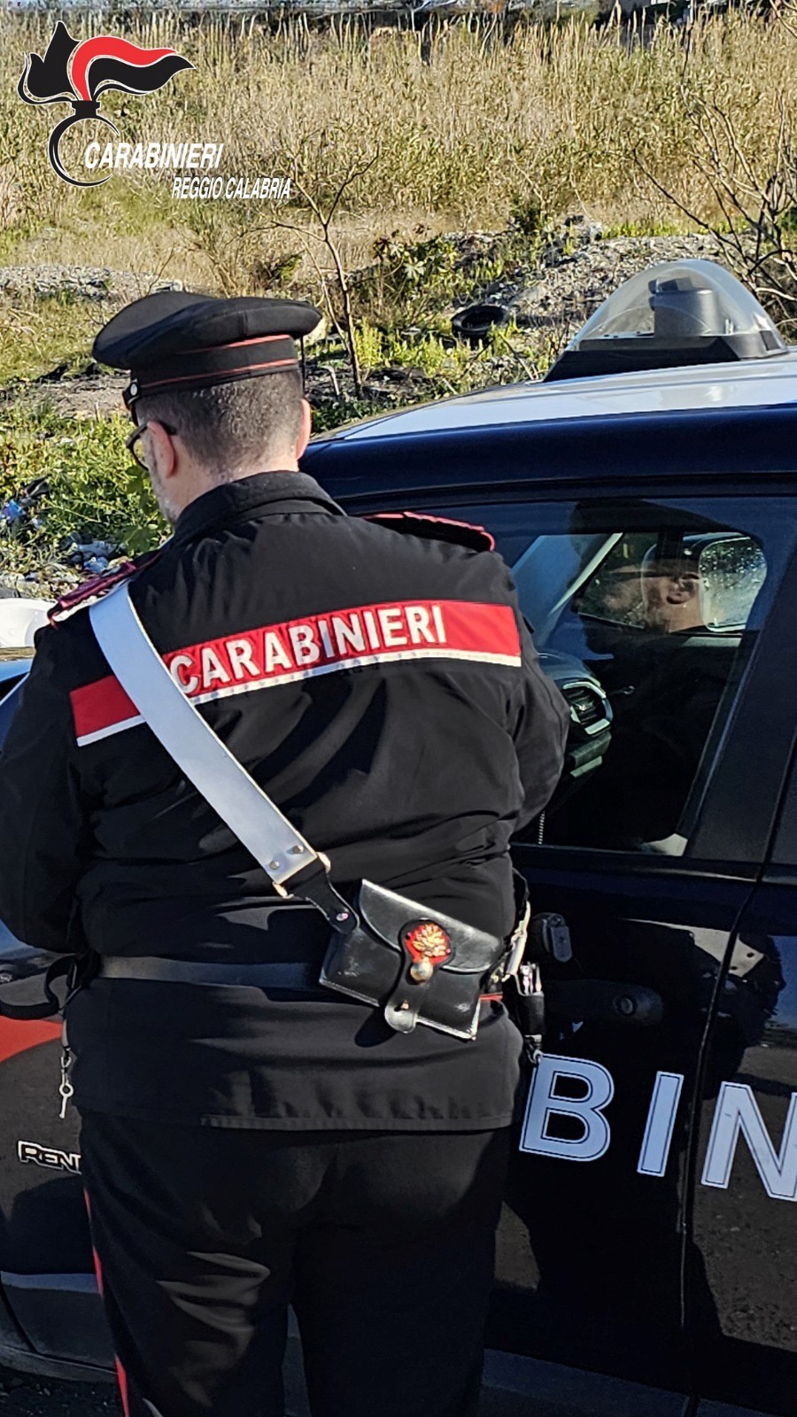 adn24 gioia tauro rc | fa sniffare cocaina sul cofano di una macchina e detiene hashish arrestato