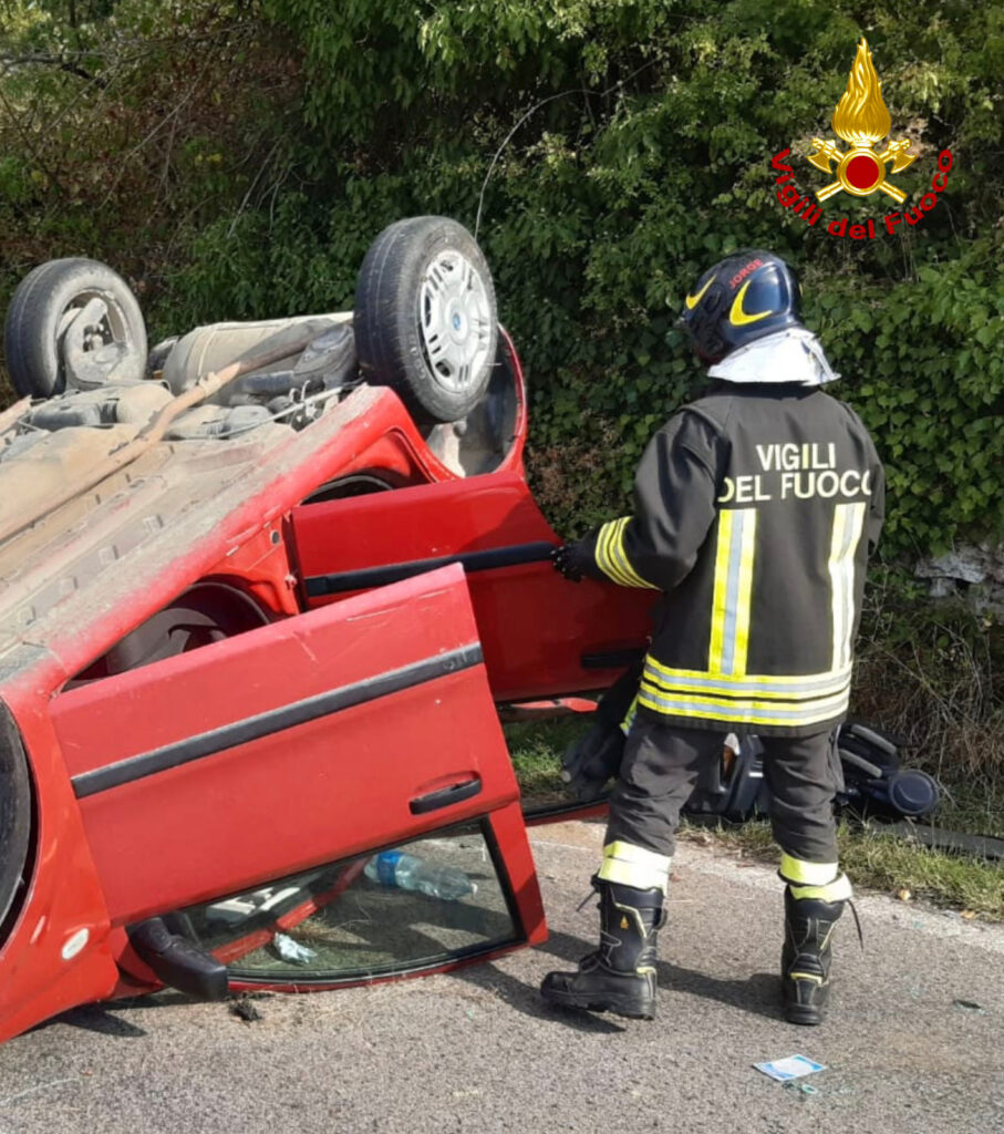 adn24 siena | vettura a metano si ribalta intrappolata una bambina di 3 anni intervengono vigili del fuoco