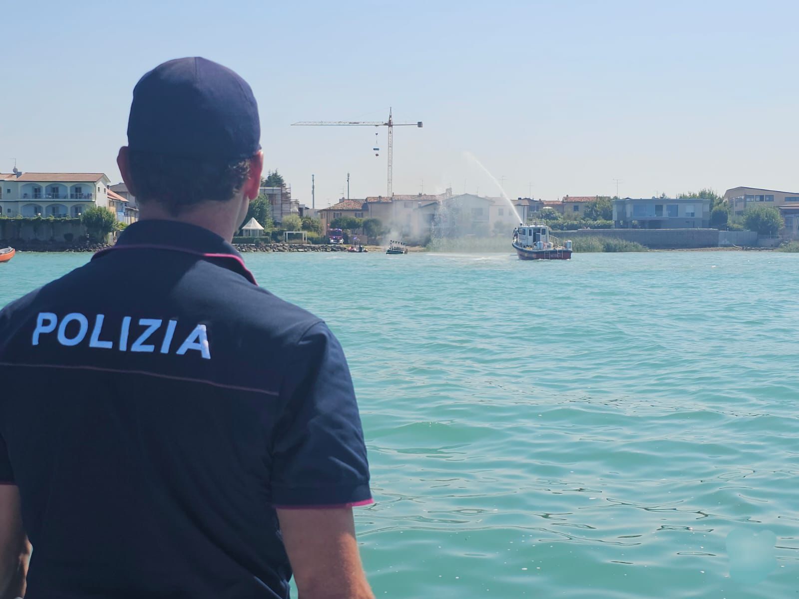 adn24 verona | motoscafo in fiamme nel lago di garda intervento di polizia vigili del fuoco e guardia costiera