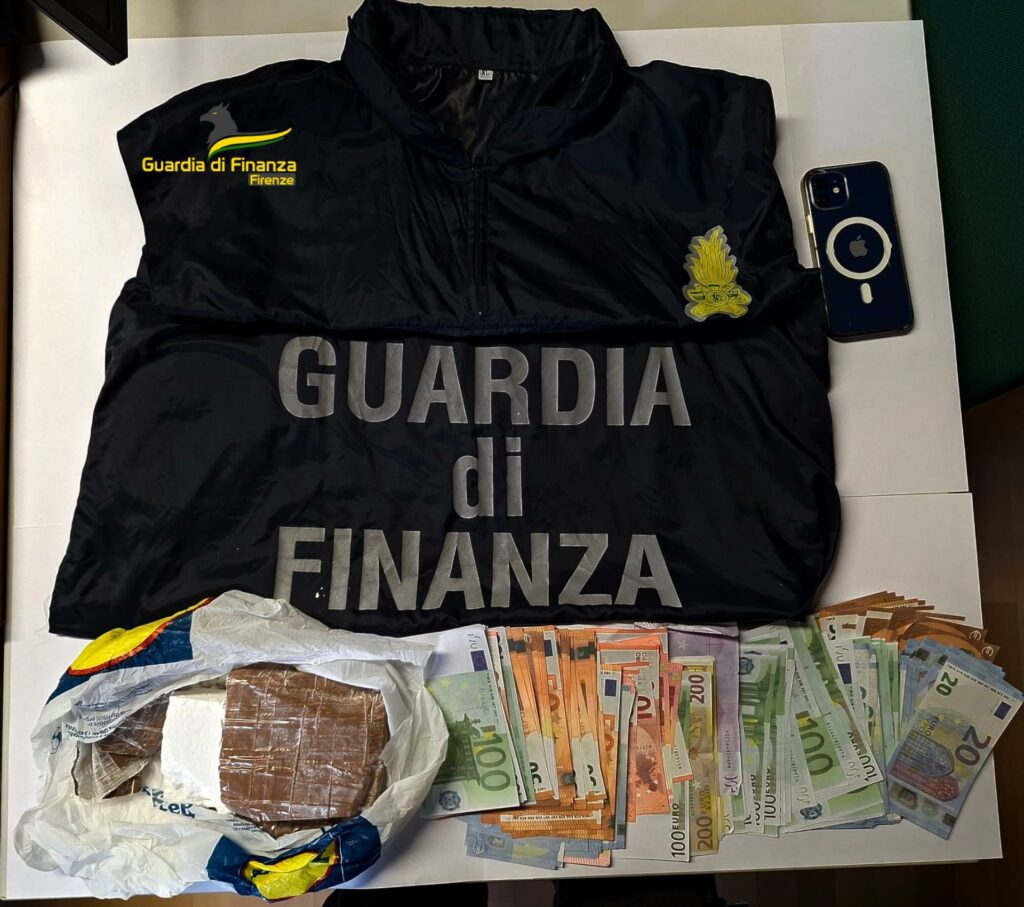 adn24 firenze | se ne va in giro per la citta con mezzo chilo di cocaina e 4975000 euro in contanti arrestato