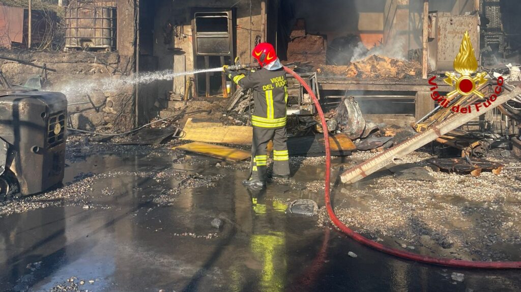 adn24 rovegno ge | vigili del fuoco domano le fiamme in un capannone contenente gpl | foto