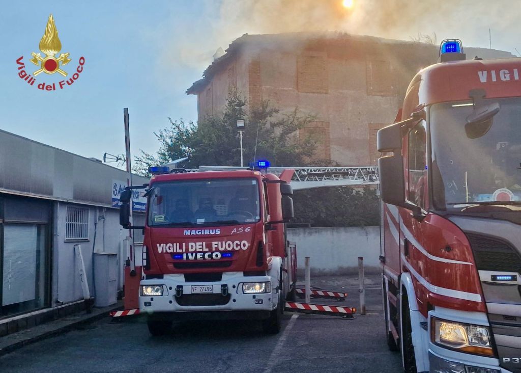 adn24 roma maxi rogo di sterpaglie a cinecittà feriti 4 soccorritori