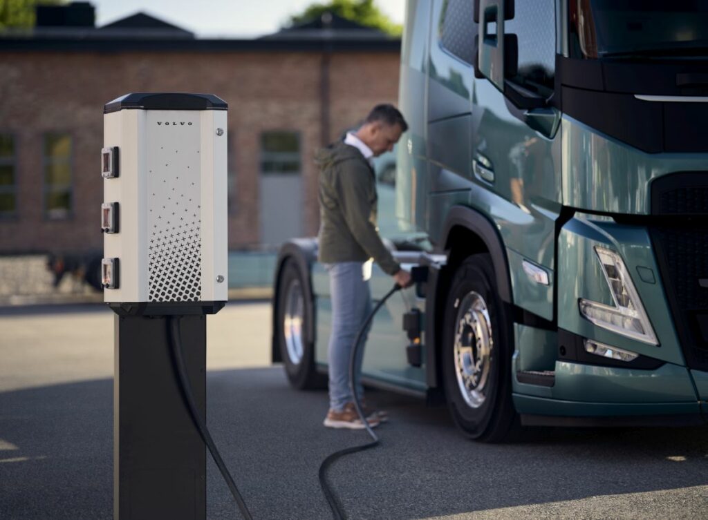 adn24 volvo lancia un nuovo servizio per la ricarica dei camion elettrici