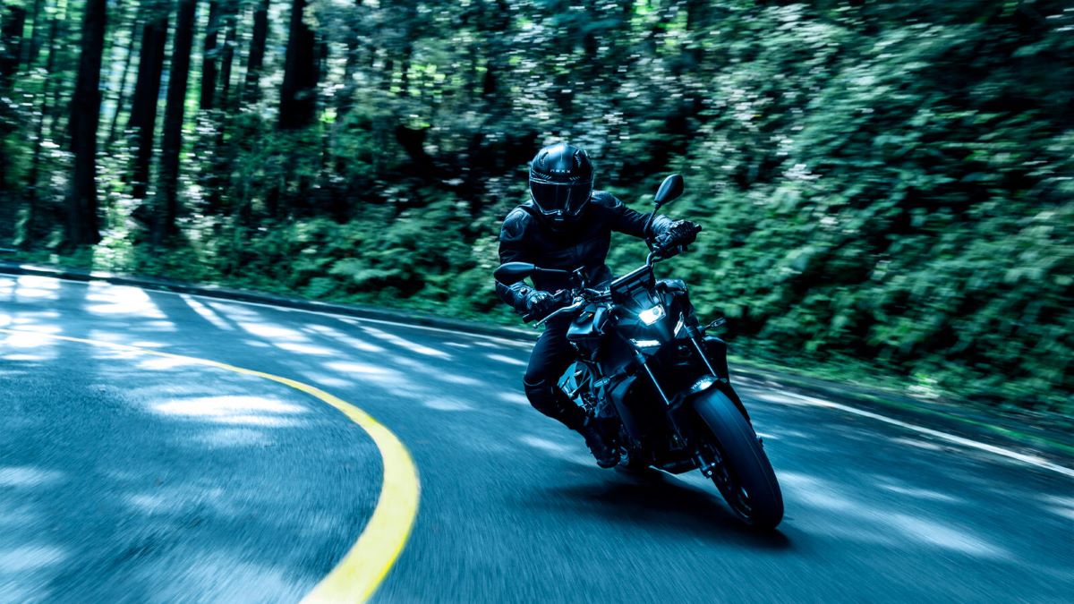 adn24 yamaha mt 09 y amt È lei la prima automatica di iwata