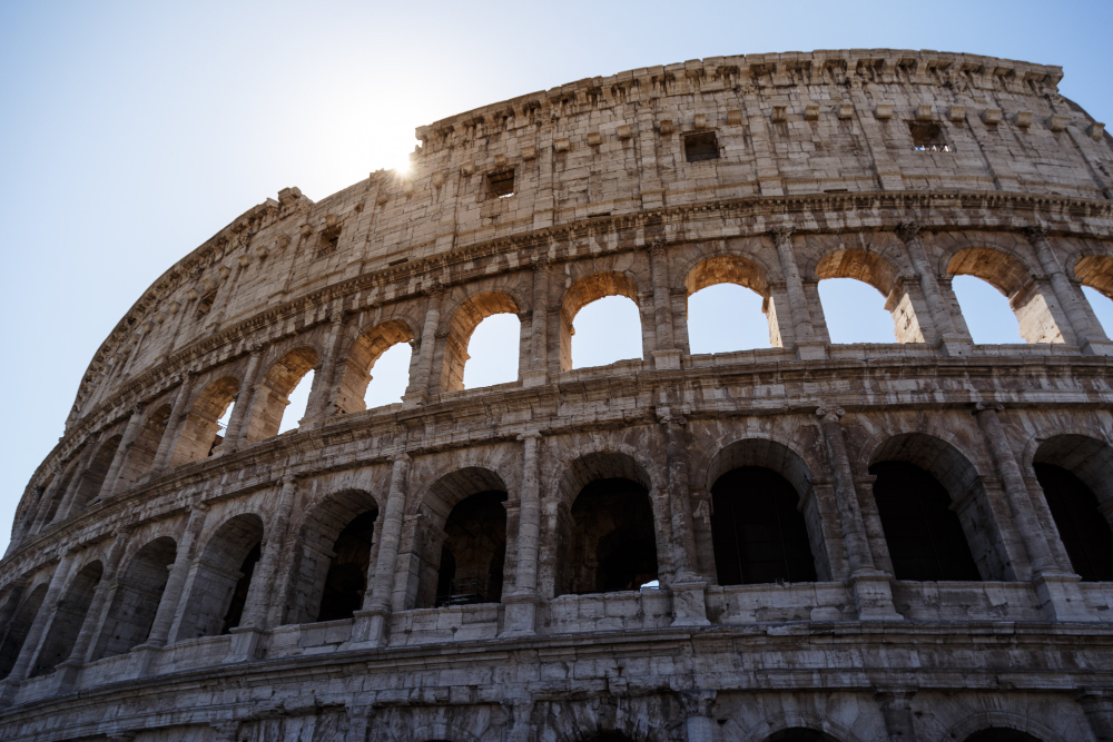 adn24 roma | giovane turista ucraino incide le iniziali sul colosseo denunciato