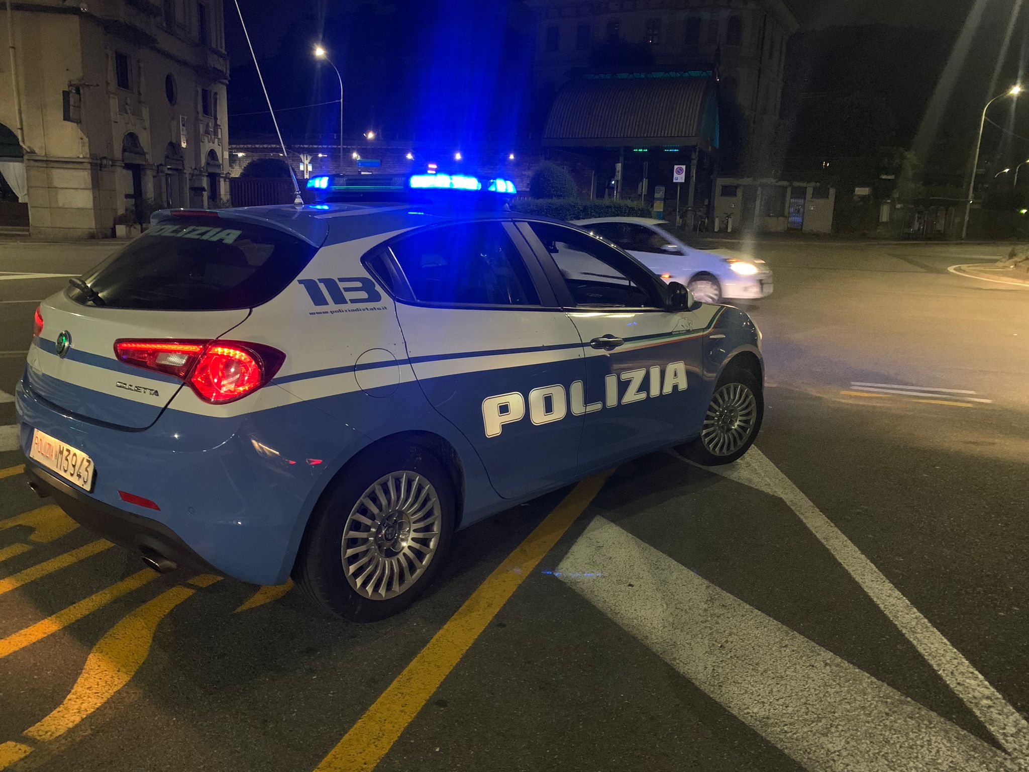 adn24 como | ragazzi sul tetto del setificio la polizia previene una tragedia