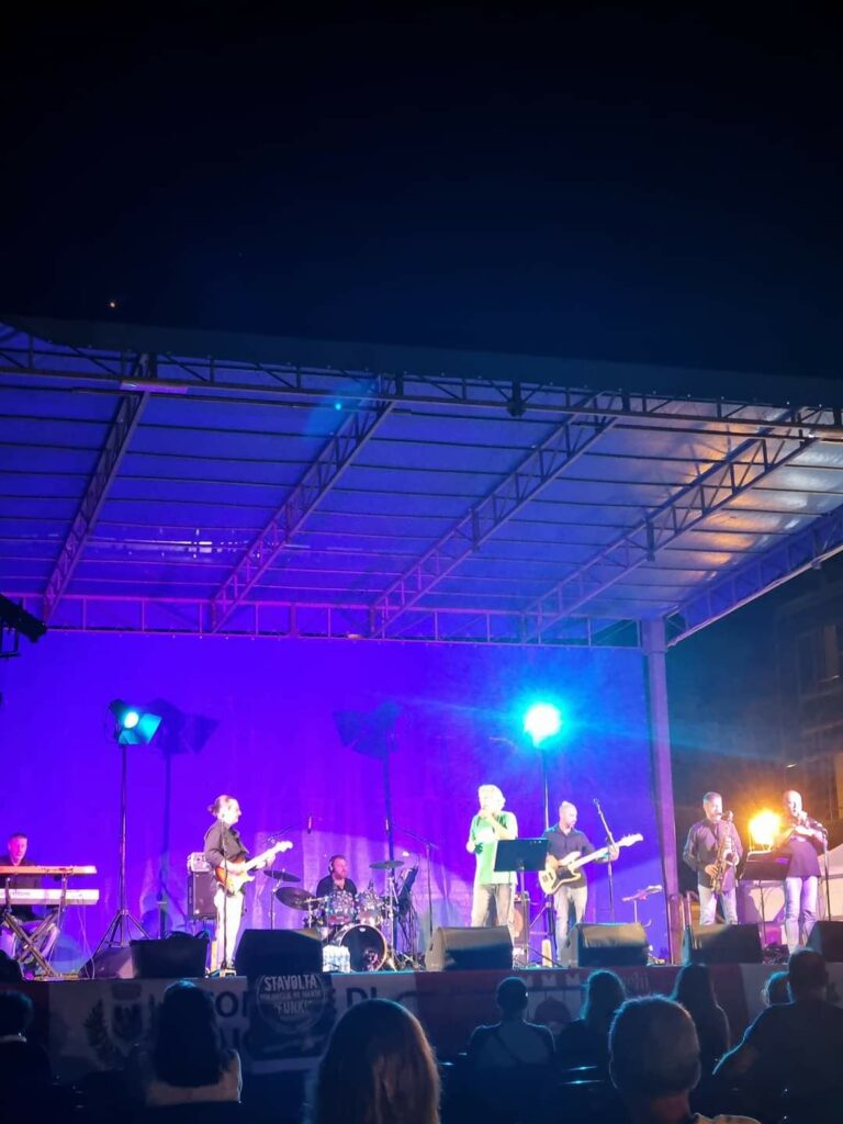 adn24 laigueglia sv | stavolta mia moglie mi manda a funk in concerto sulla terrazza giuliano a ferragosto