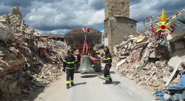 adn24 8 anni fa il terrificante terremoto nel centro italia il video dei vigili delfuoco