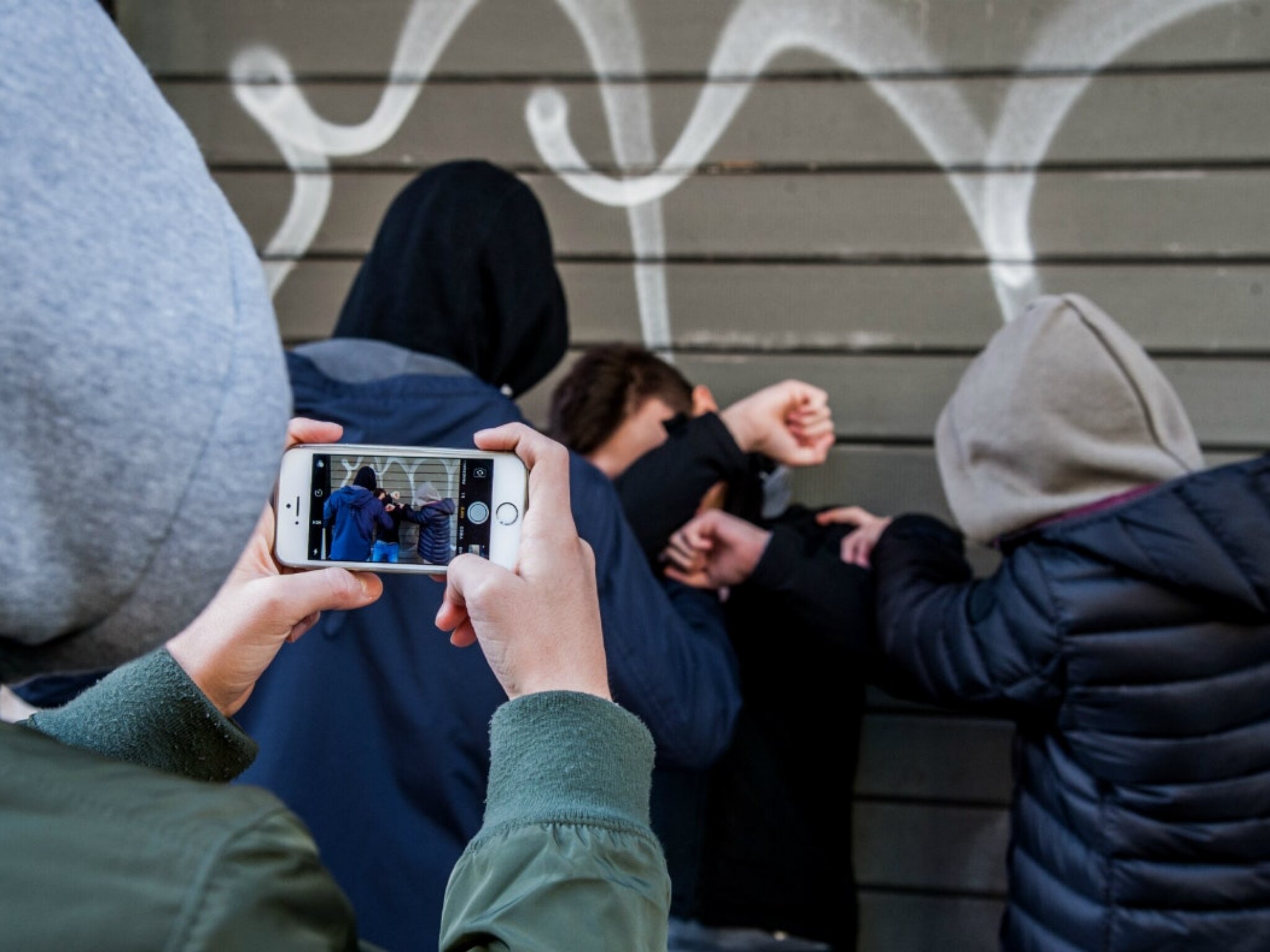 adn24 napoli | ragazzino bullizzato costretto a baciare le mani ai suoi persecutori