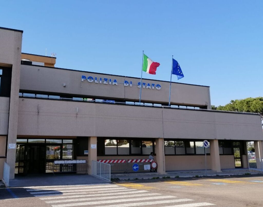 adn24 roma | rapina un cittadino fuori allufficio postale e scappa in monopattino arrestato 30enne originario del mali