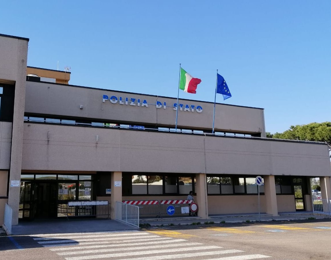 adn24 roma | rapina un cittadino fuori allufficio postale e scappa in monopattino arrestato 30enne originario del mali