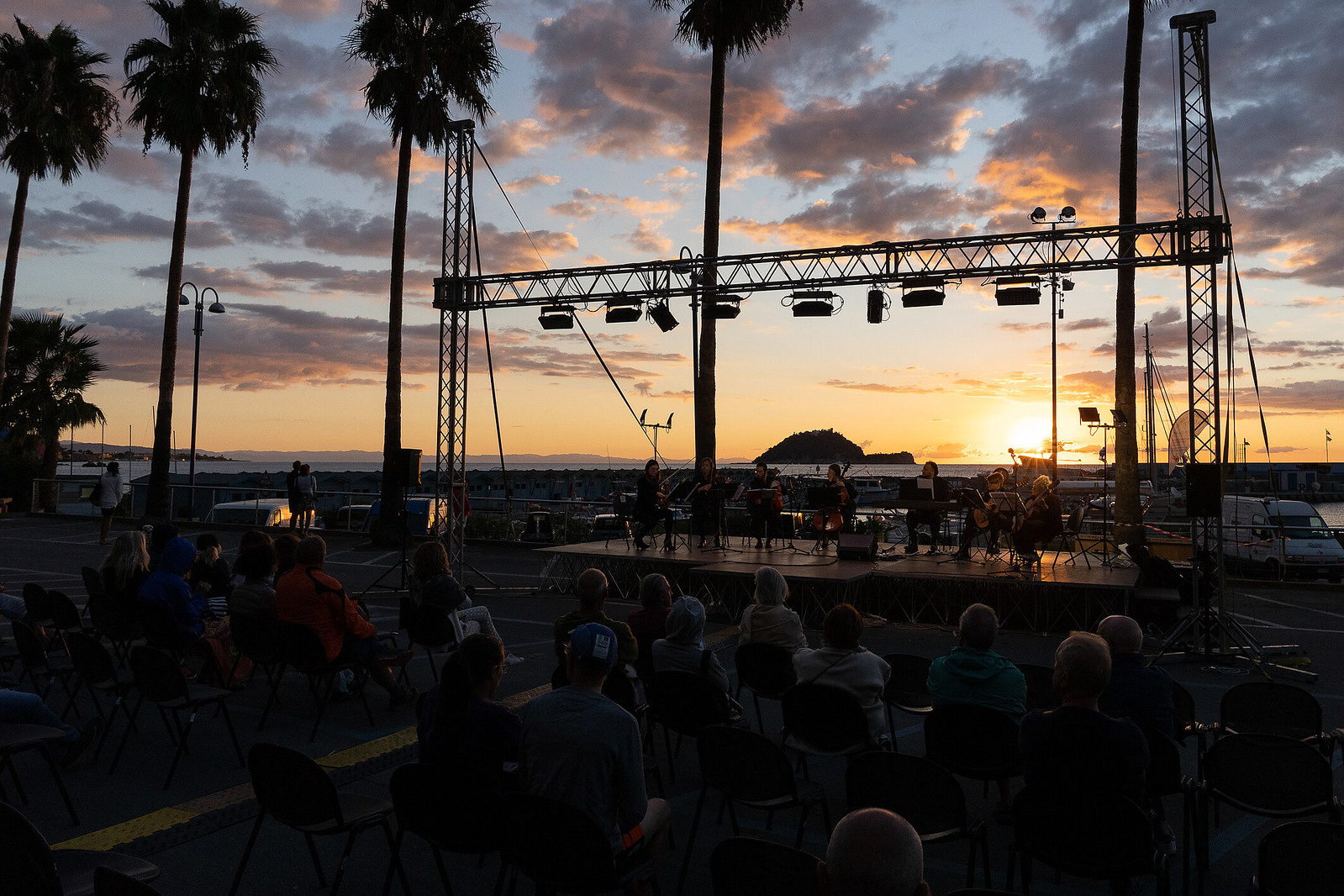 adn24 alassio sv | risveglio allalba con un doppio concerto nel porto della marina