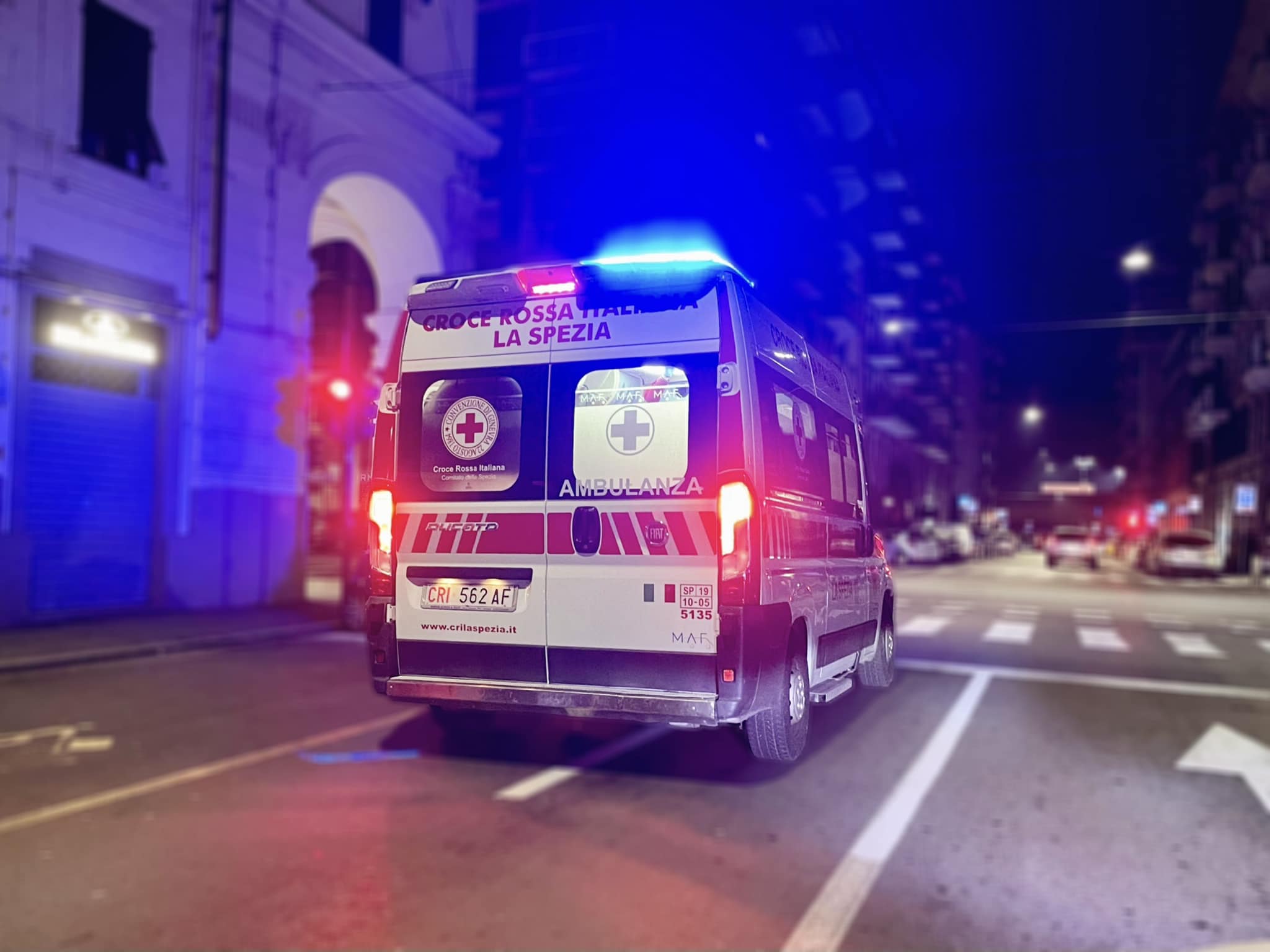 adn24 la spezia | anziano travolto da un camion della nettezza urbana muore in corso cavour