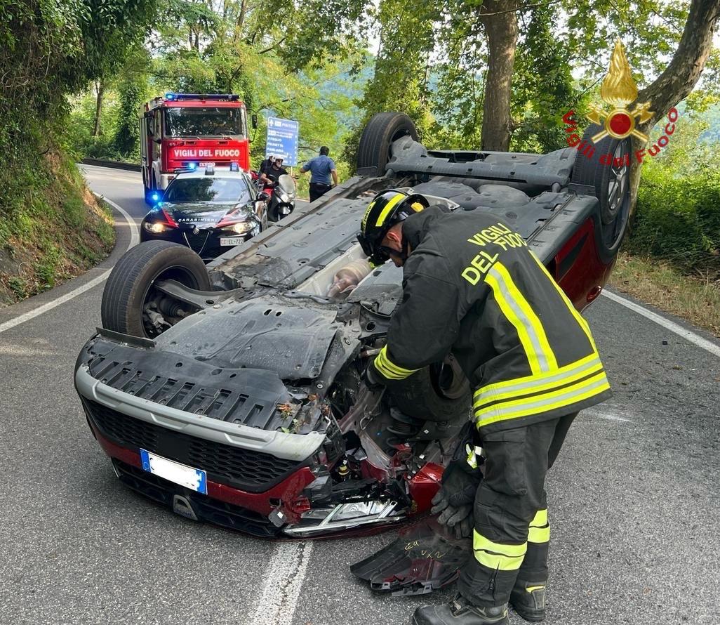 adn24 pistoia | incidente stradale sulla ss 66 intervento dei vigili del fuoco per estrarre un ferito da unauto ribaltata