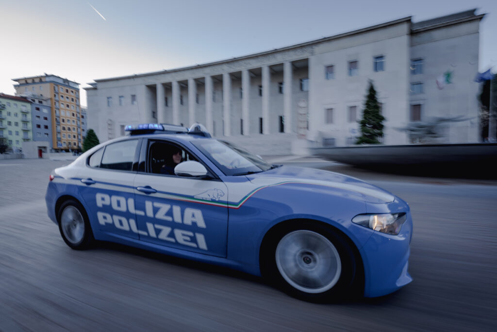 adn24 bolzano | violenta lite armata madre figlio necessario intervento della polizia