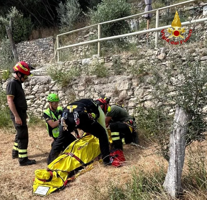 adn24 la spezia | escursionista cade sul sentiero nelle cinqueterre soccorsa con lelicottero