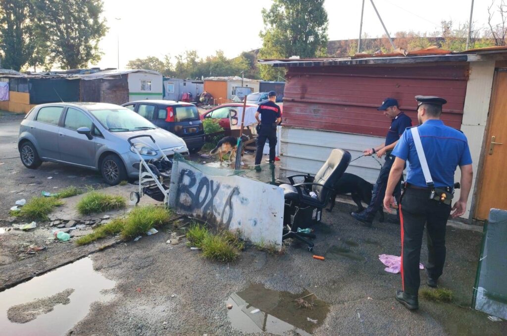 adn24 roma | maxi blitz dei carabinieri nel campo di via candoni controllate 194 persone foto