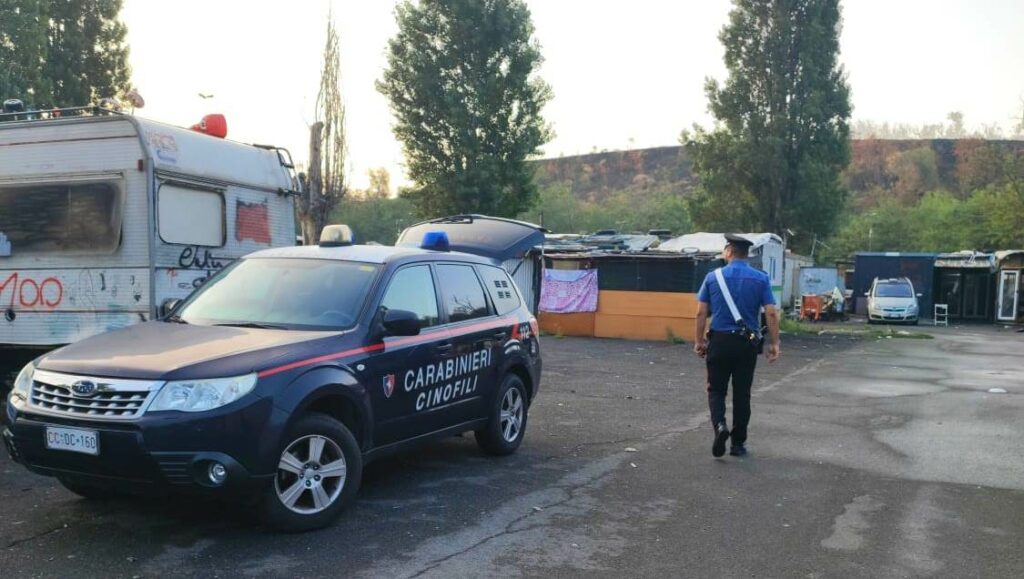 adn24 roma | maxi blitz dei carabinieri nel campo di via candoni controllate 194 persone foto