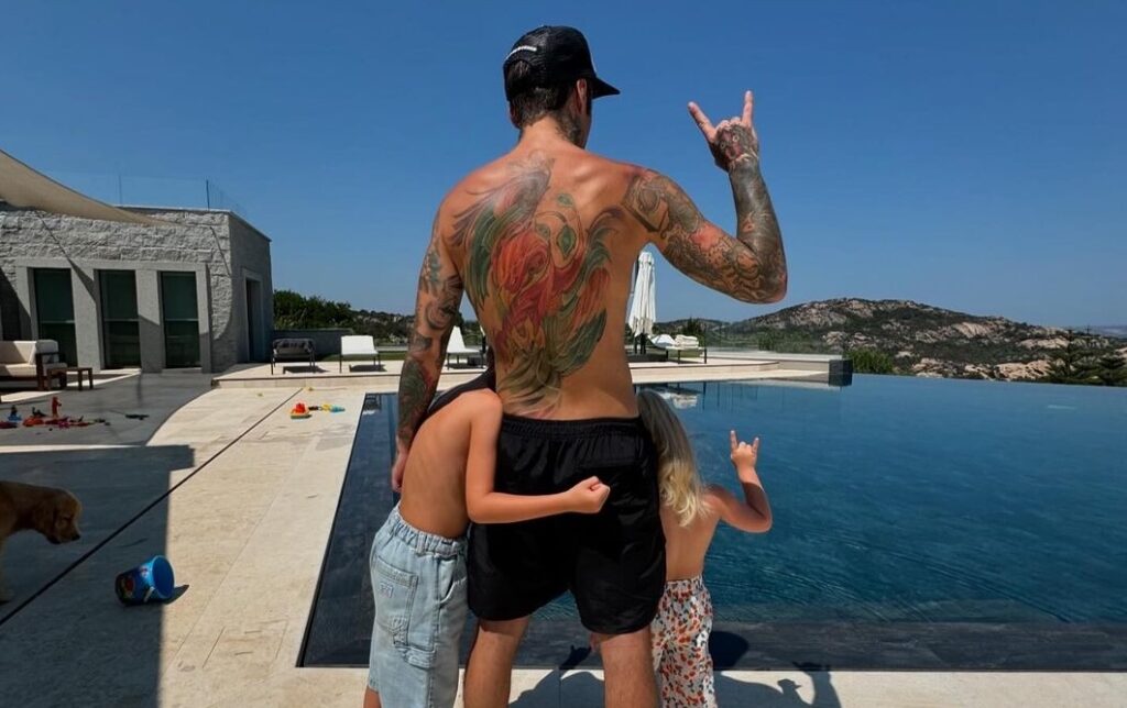 adn24 fedez e chiara ferragni vacanze separate ma sentimenti condivisi tra nostalgia e riflessioni sul passato