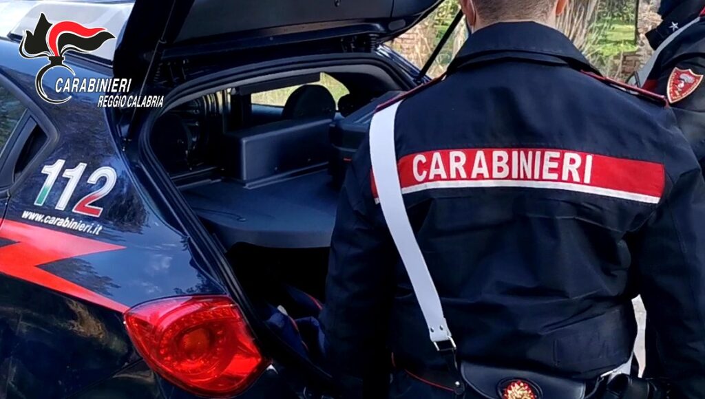 adn24 reggio calabria | tenta di rubare cosmetici e aggredisce la titolare del negozio arrestata 54enne