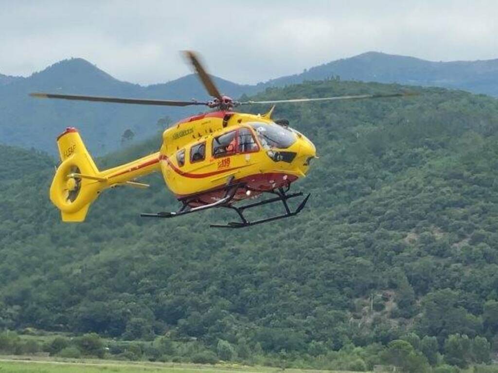 adn24 apricale im | lelicottero grifo soccorre settantenne caduto da un muro