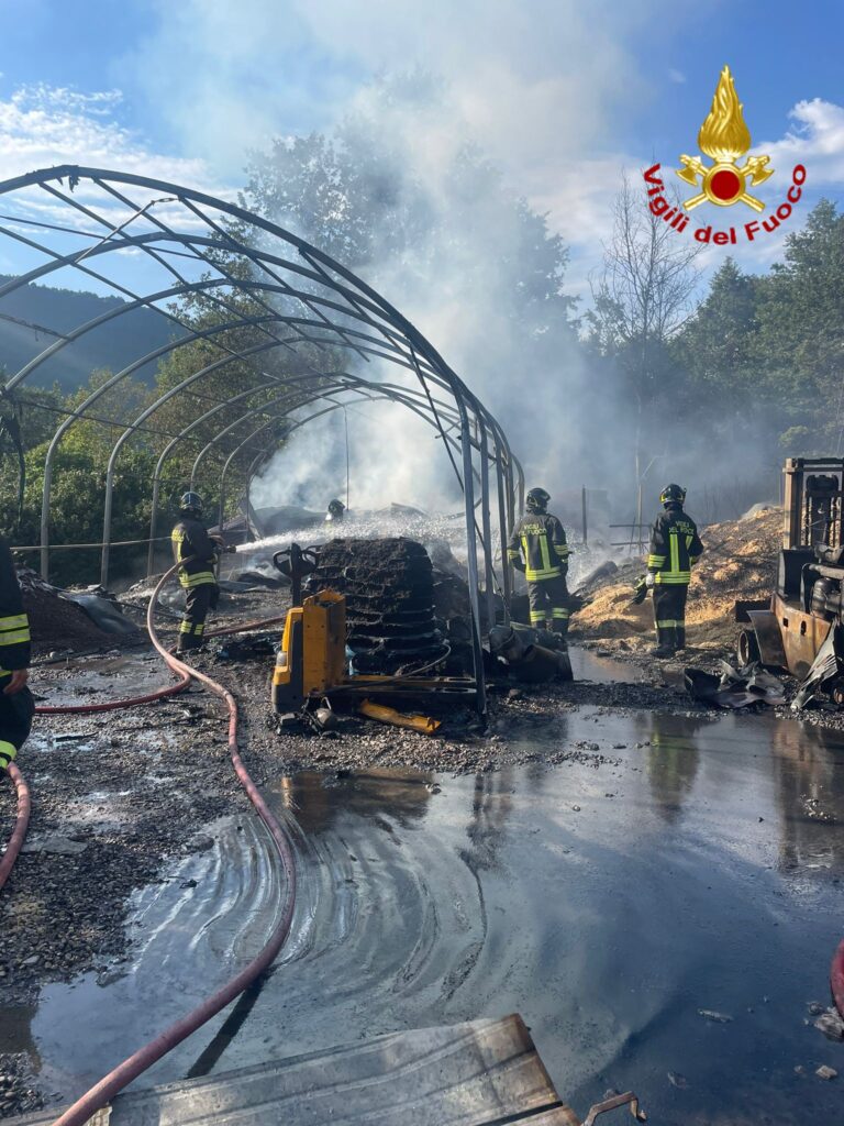 adn24 rovegno ge | vigili del fuoco domano le fiamme in un capannone contenente gpl | foto