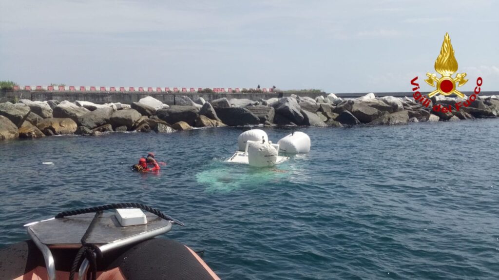 adn24 genova | recuperata limbarcazione naufragata vicino alla pista aeroportuale di ponente